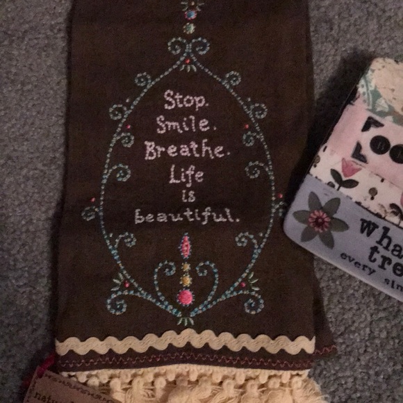 Hand towel and ring or soap dish - Picture 2 of 5